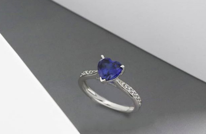 Mengenal Cincin Tunangan Blue Sapphire yang Ekstra Cantik