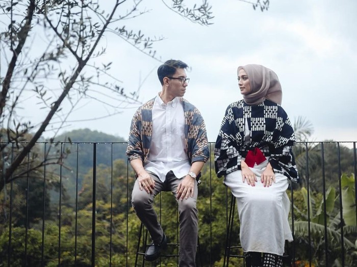 Tanpa Harus Bersentuhan, Foto Prewedding Hijab Bisa Tetap Romantis