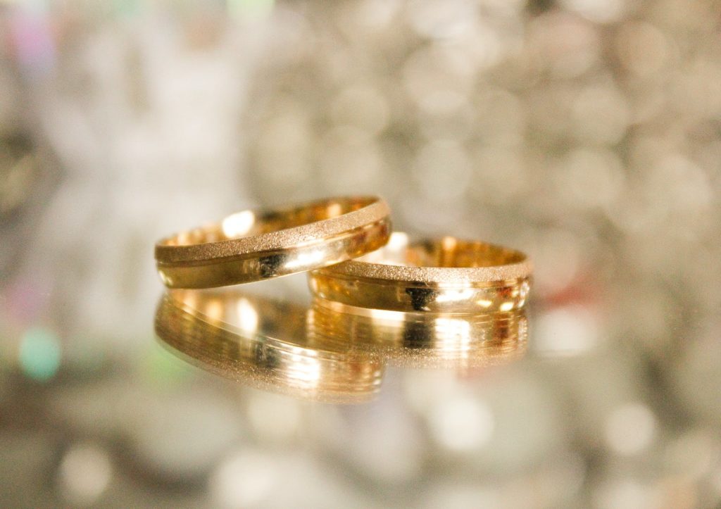 Harga Cincin Nikah Emas Kuning dengan Pilihan Batu Permata