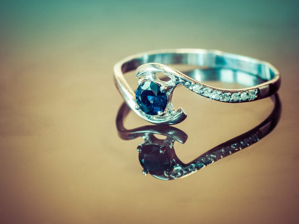Mengenal Cincin Blue Sapphire, Keindahan dengan Warna Unik