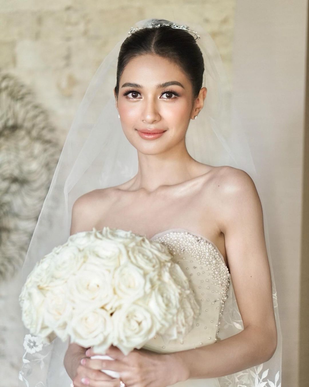 Gaun pernikahan Mikha Tambayong
