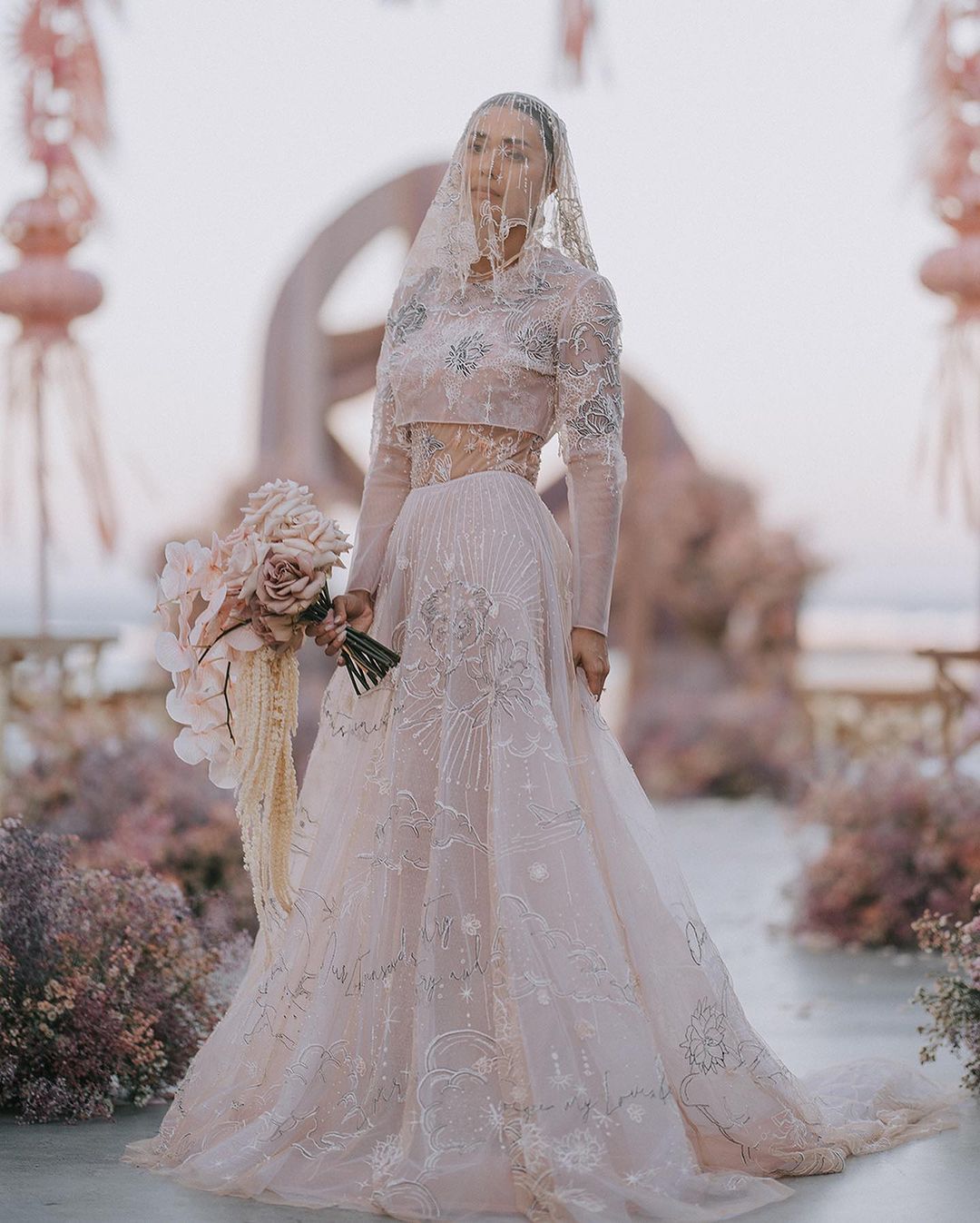 Gaun pengantin pink