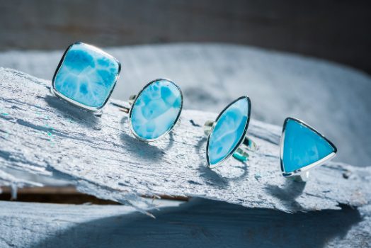 permata biru larimar