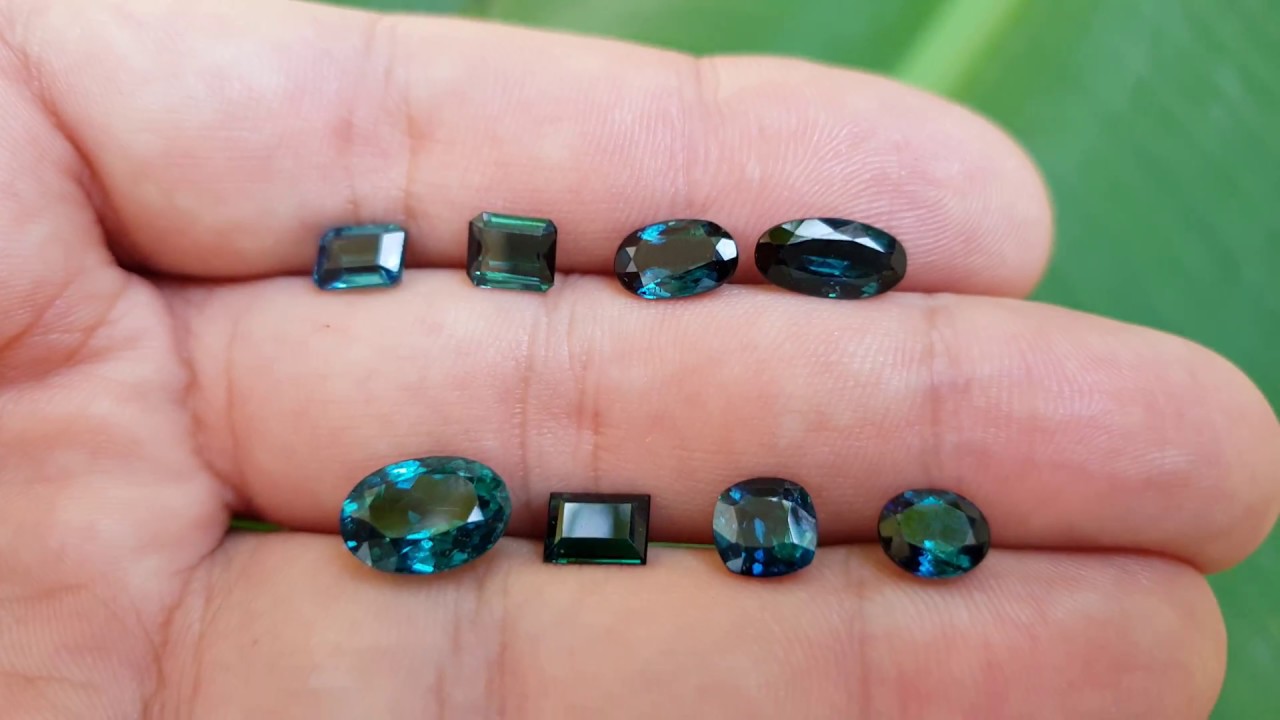 Batu turmalin (indicolite)