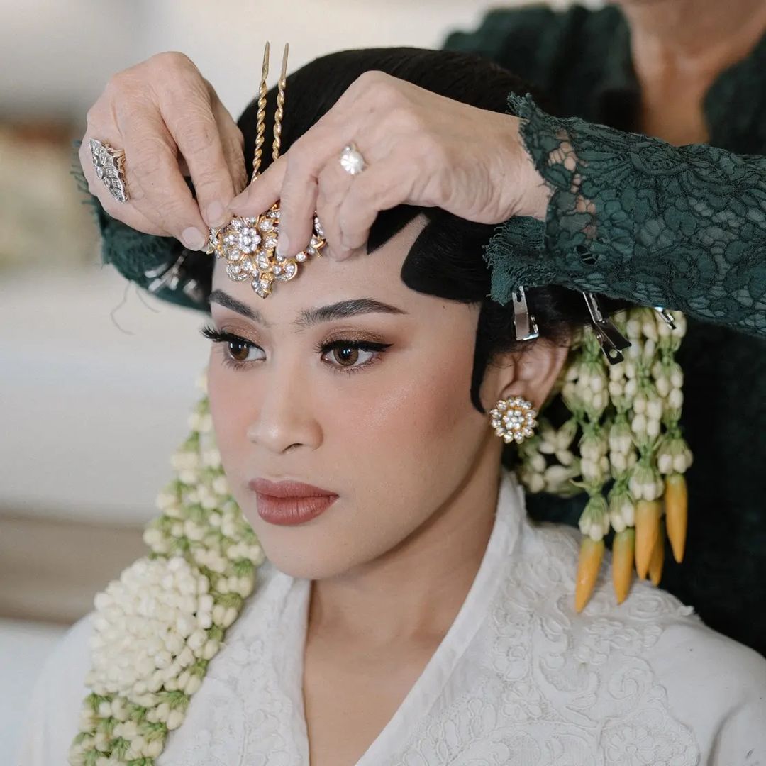 Rias pengantin adat Jawa