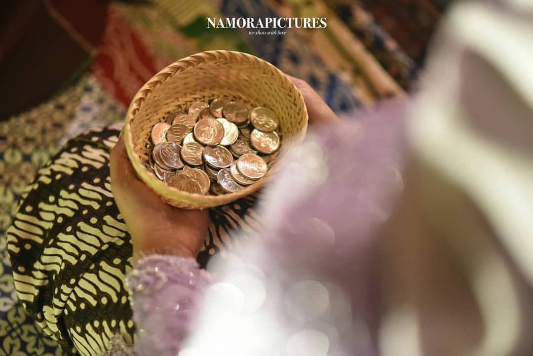 berebut uang tradisi adat sunda pernikahan