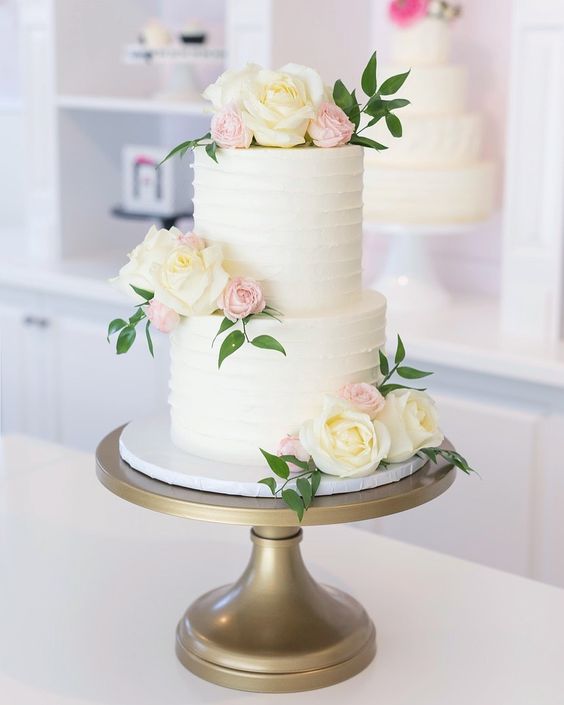 Kue pernikahan putih