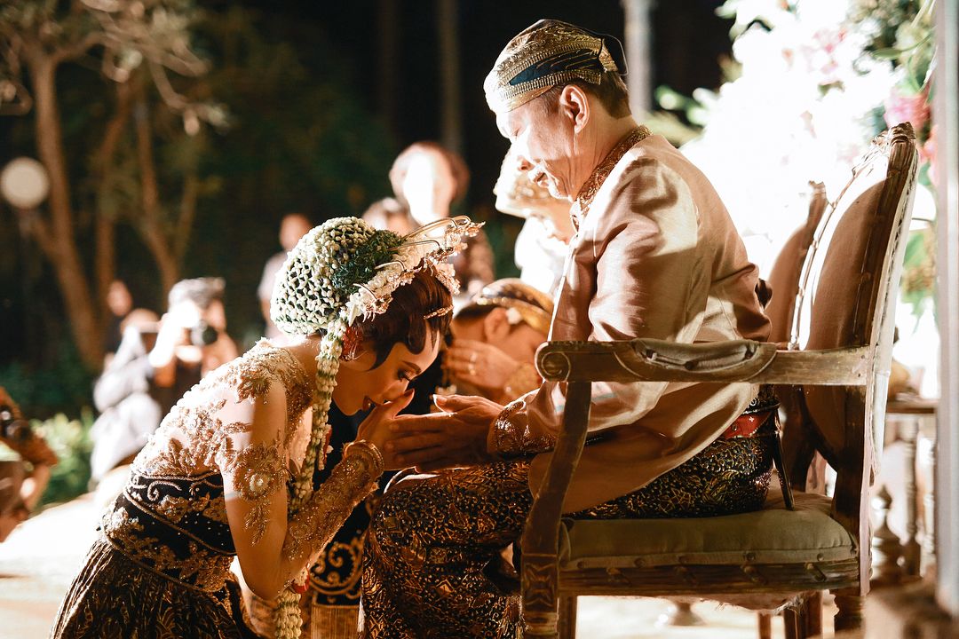 Prosesi sungkeman pernikahan adat Jawa