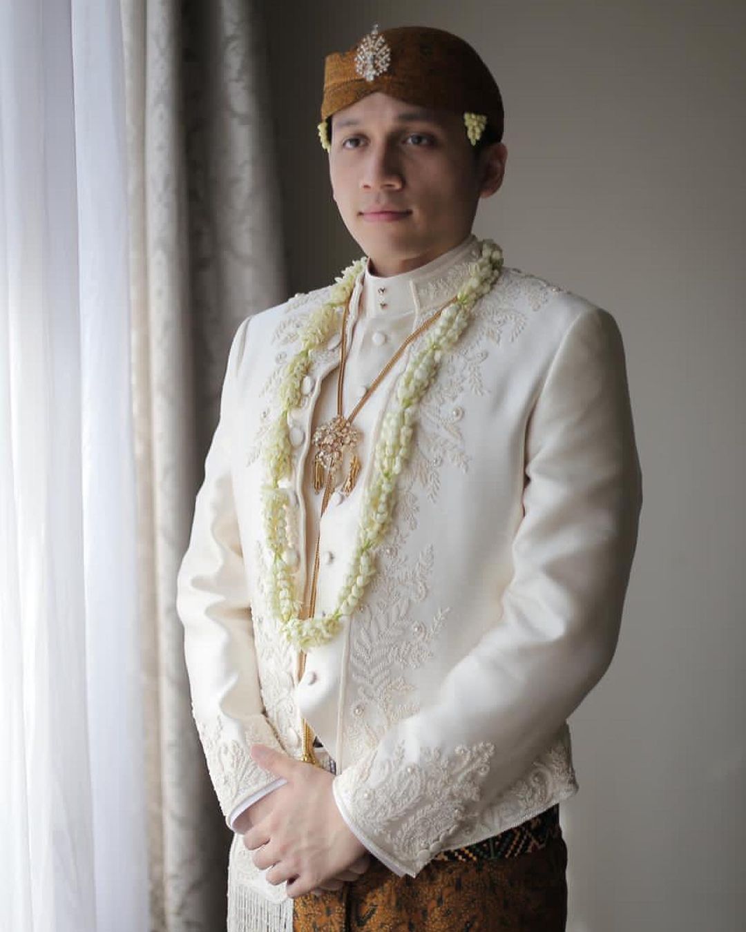 Baju pengantin pria adat Jawa <yoastmark class=