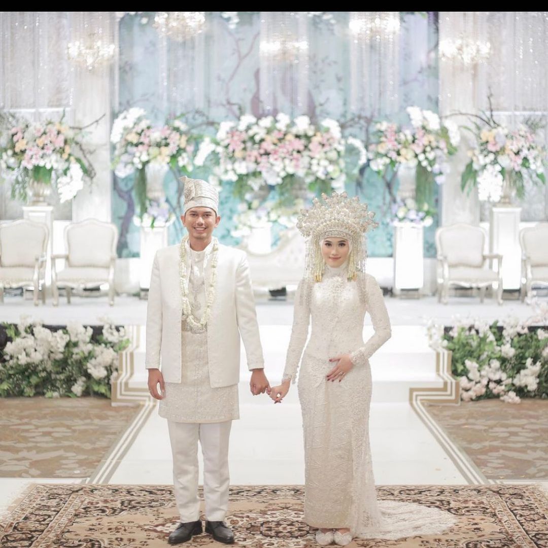 Baju pengantin Melayu modern