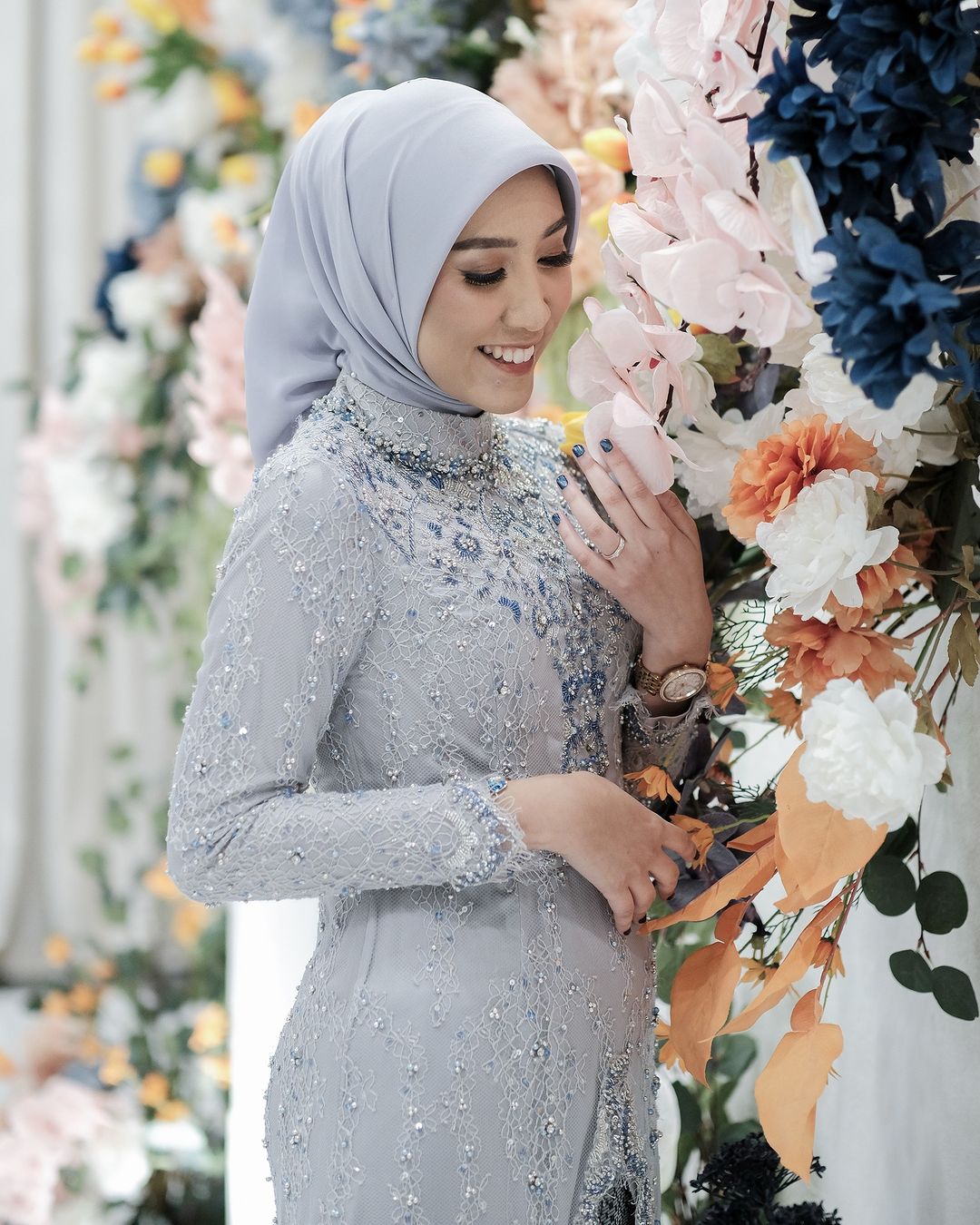 Warna kebaya yang cocok dengan warna kulit sawo matang