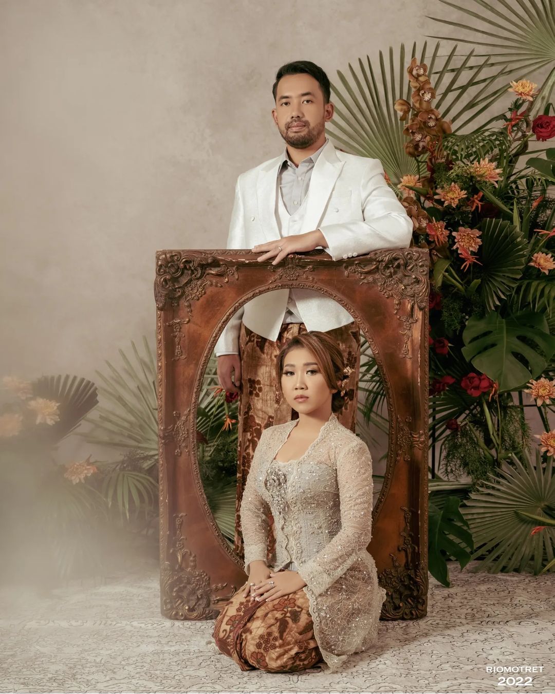 tema prewedding tradisional di studio foto