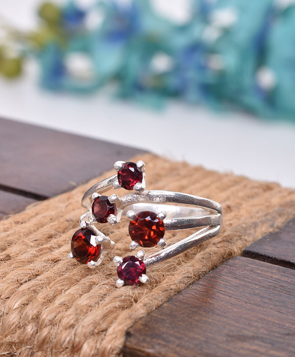 Cincin permata Garnet