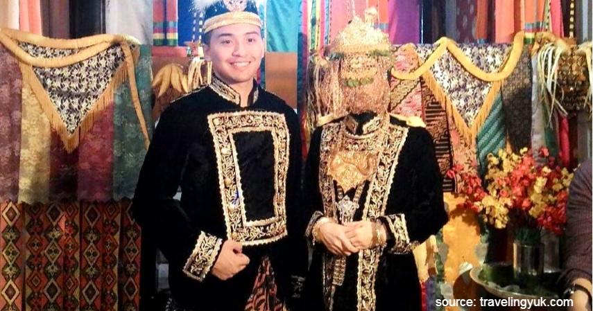 pakaian tradisional Kustin dari Kalimantan Timur