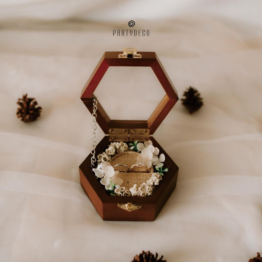 Kotak cincin nikah kayu