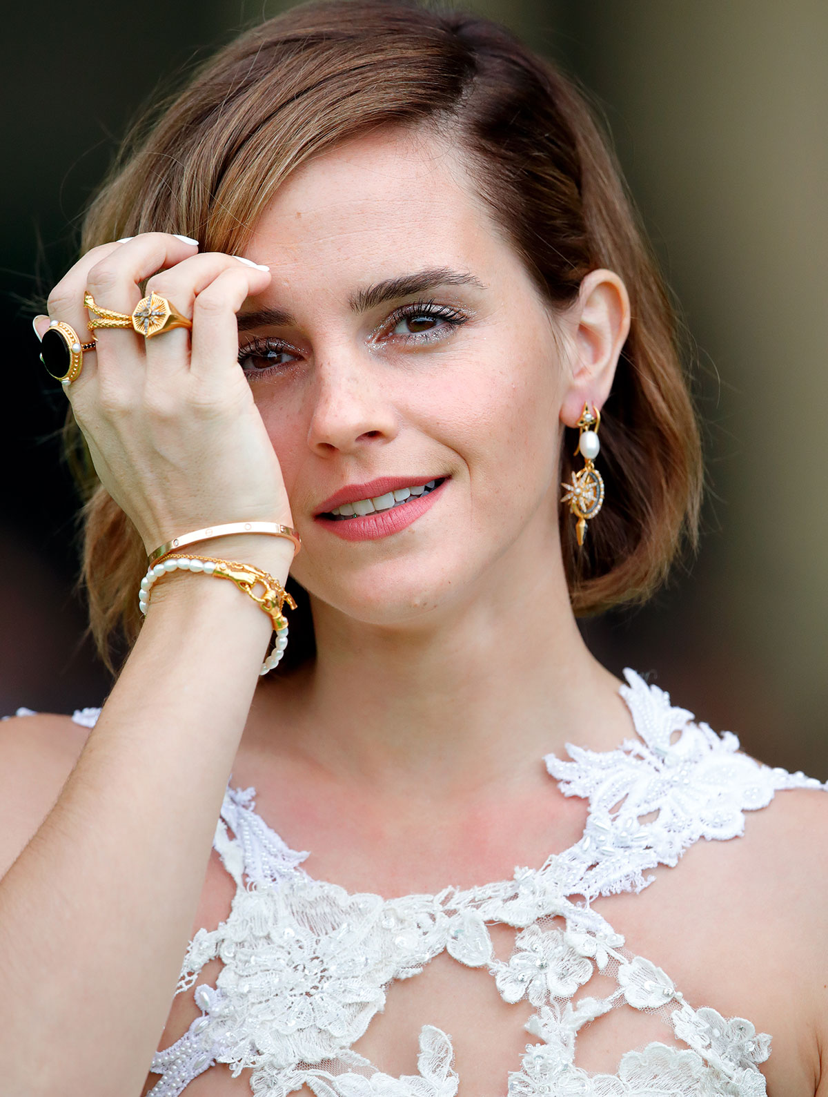 Gaya Perhiasan emas kuning Emma Watson 