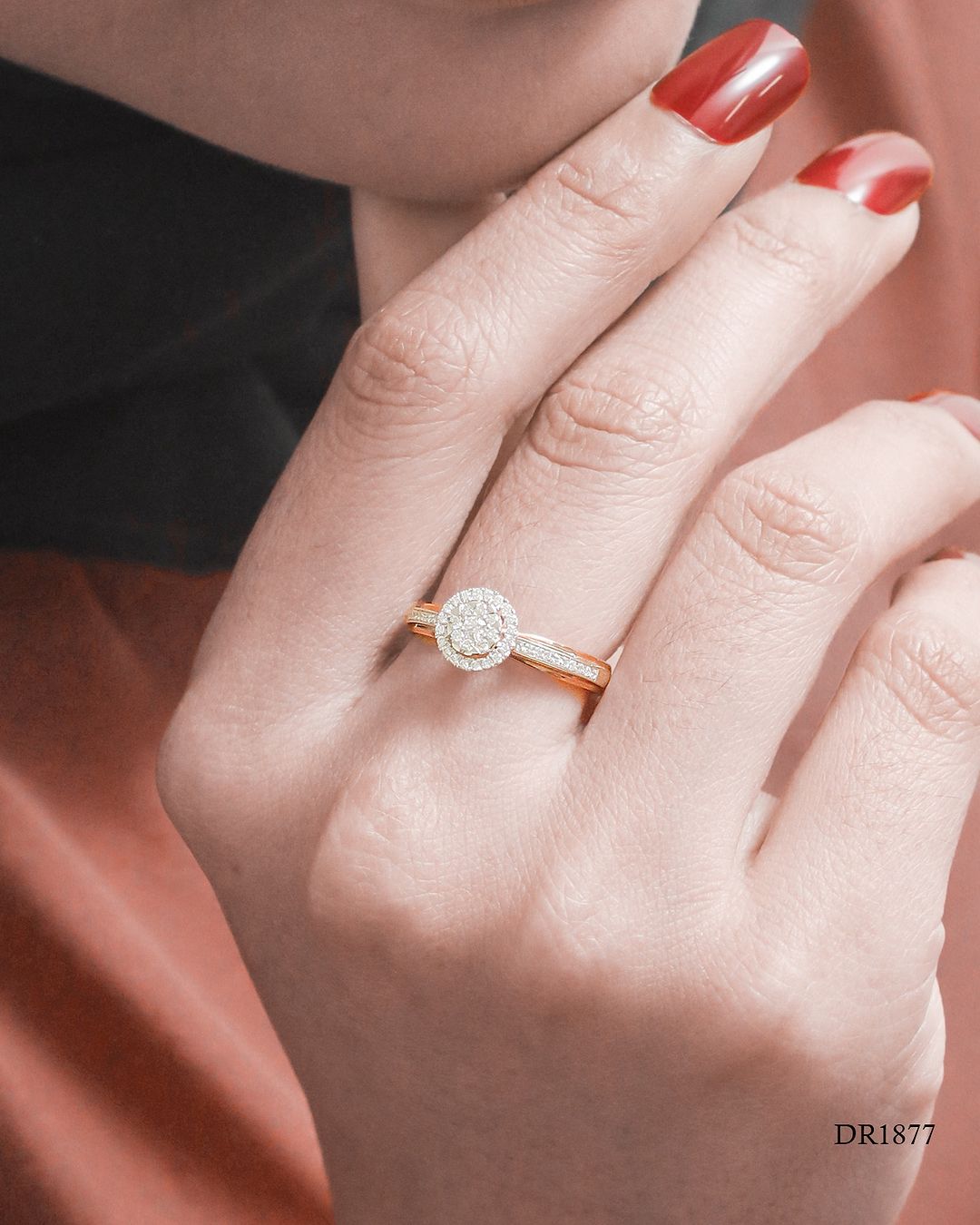 cincin berlian di jari  wanita