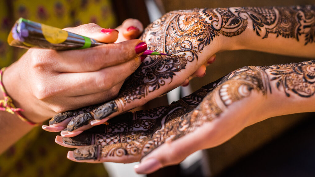 tradisi henna pernikahan mehndi