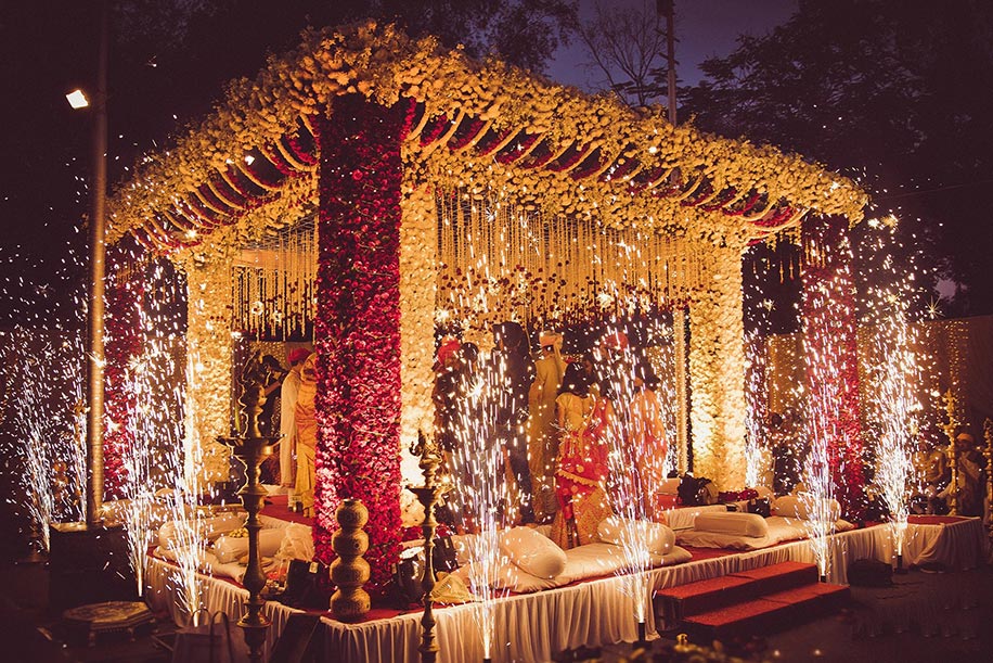 Mandap upacara pernikahan hindu india