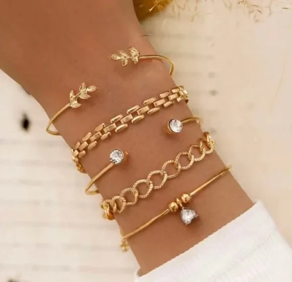 Gaya styling gelang emas cuff yang keren