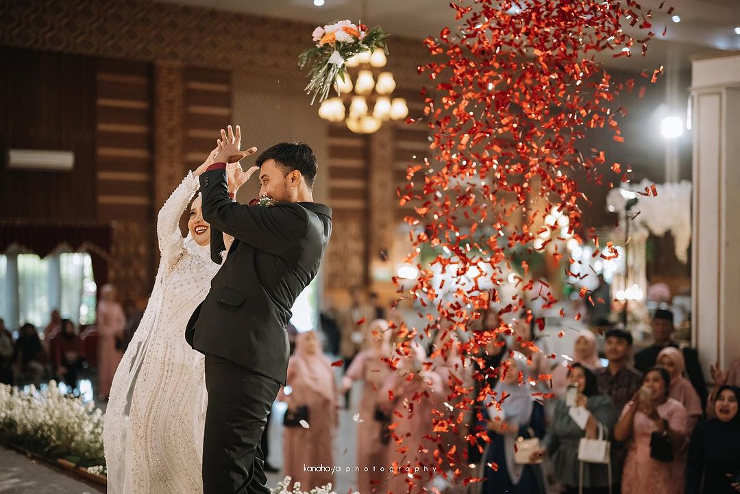 tradisi Lempar bunga pengantin