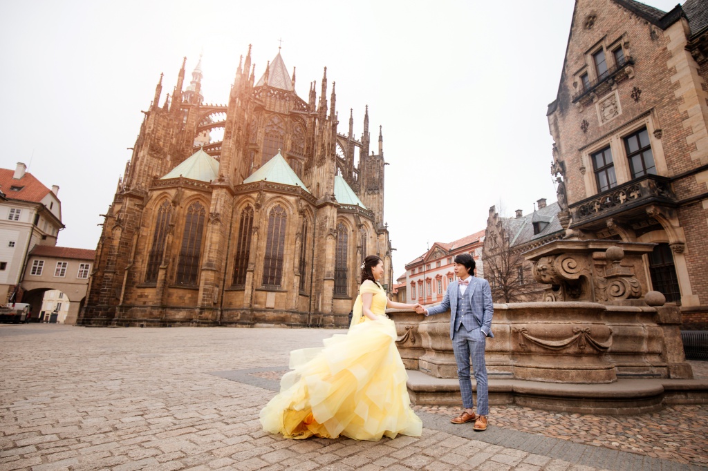 Baju prewedding tema beauty and the beast