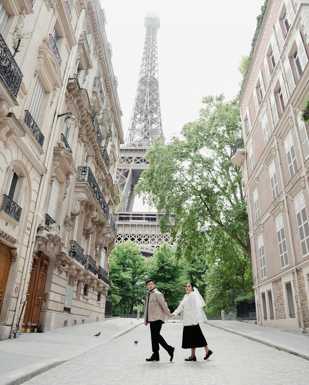 Prewedding couple berlatar belakang menara eiffel