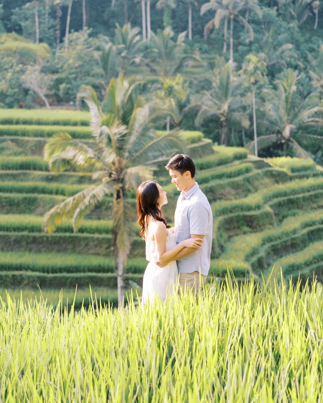 foto prewedding pasangan di sawah