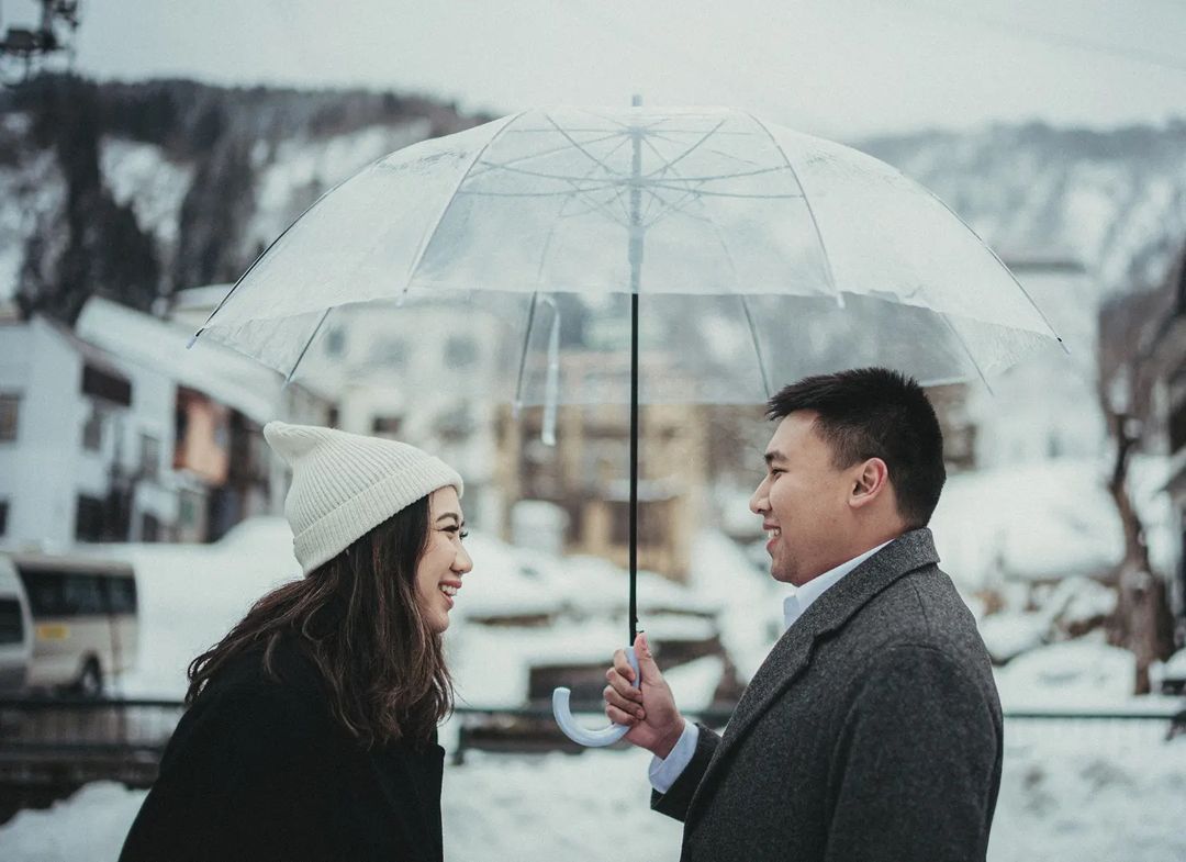 Foto prewedding pasangan dengan payung