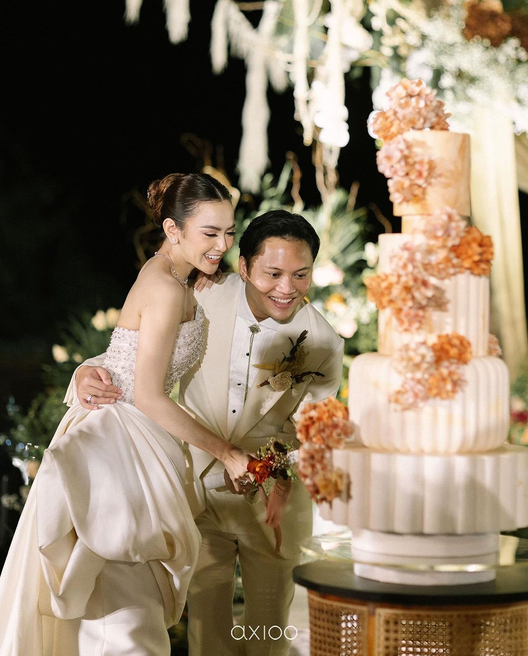 Foto Pengantin memotong kue pernikahan