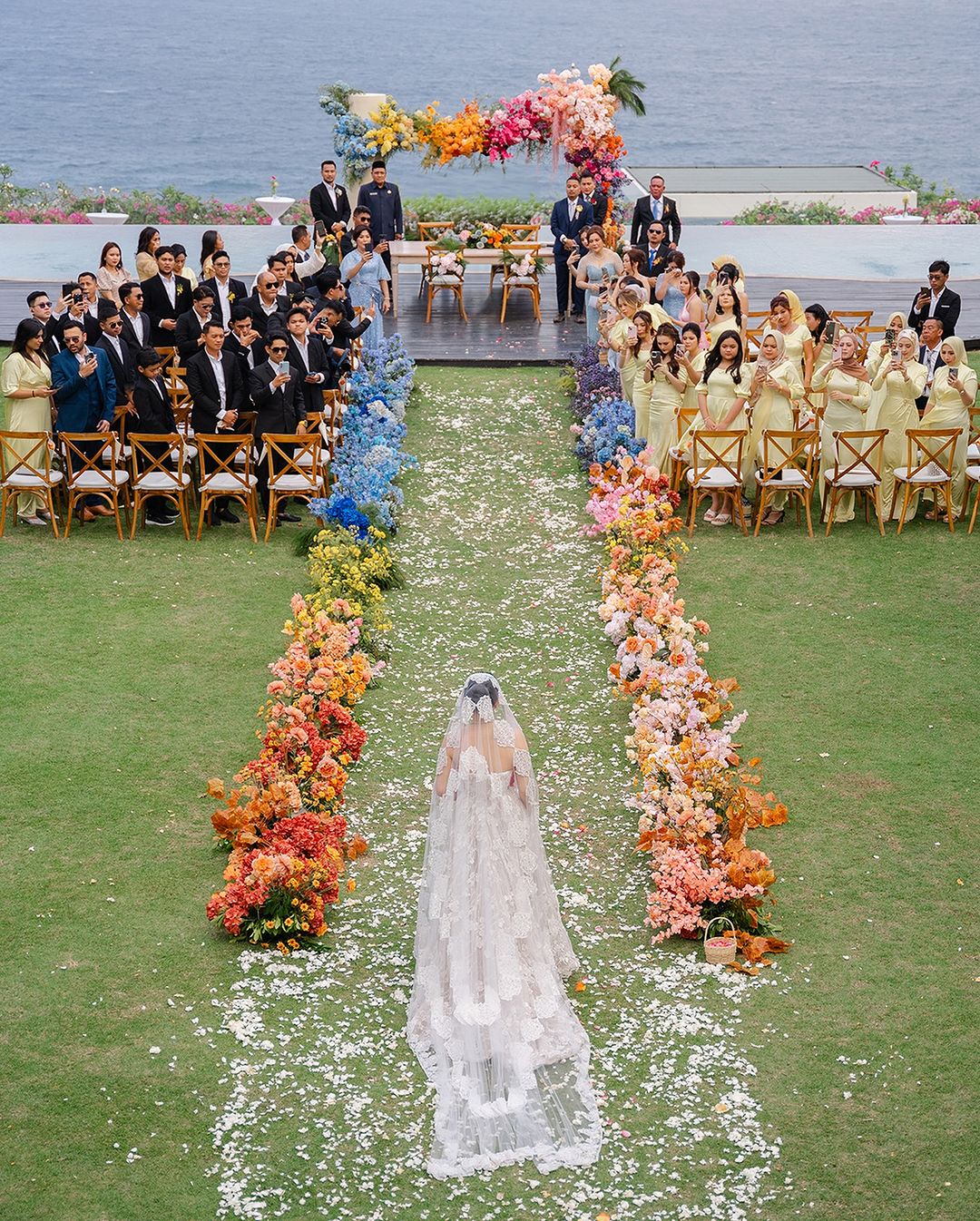 Foto pernikahan outdoor di pantai