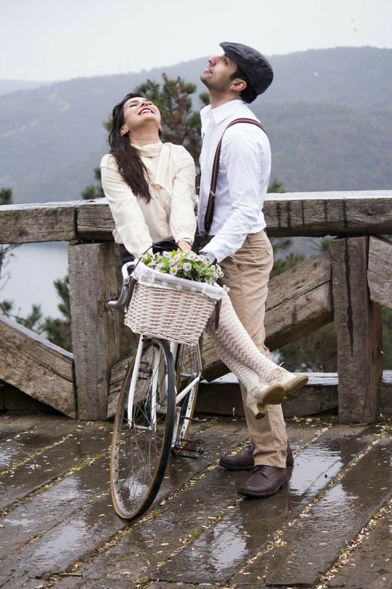 Pose foto prewedding outdoor pasangan