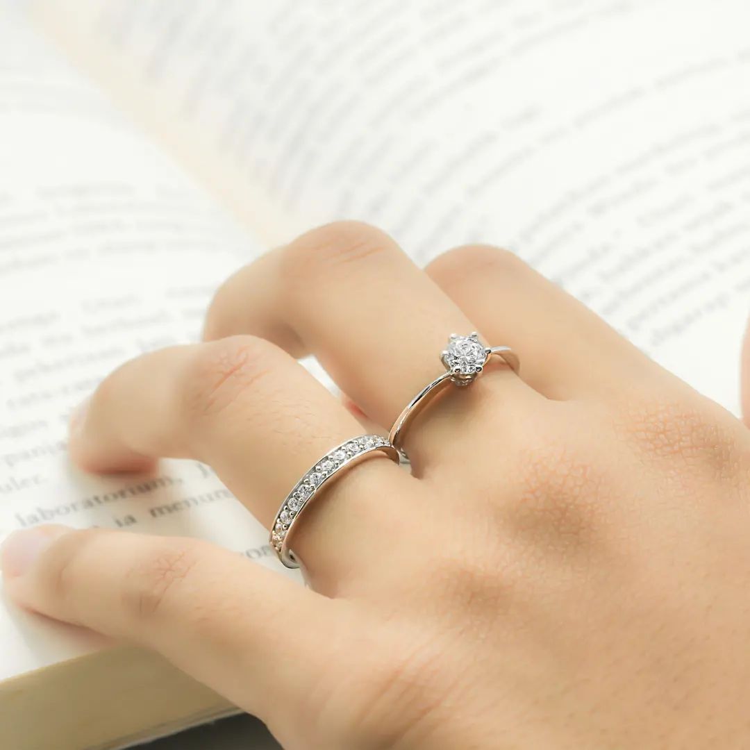 Perbedaan Utama antara Cincin Solitaire dan Listring