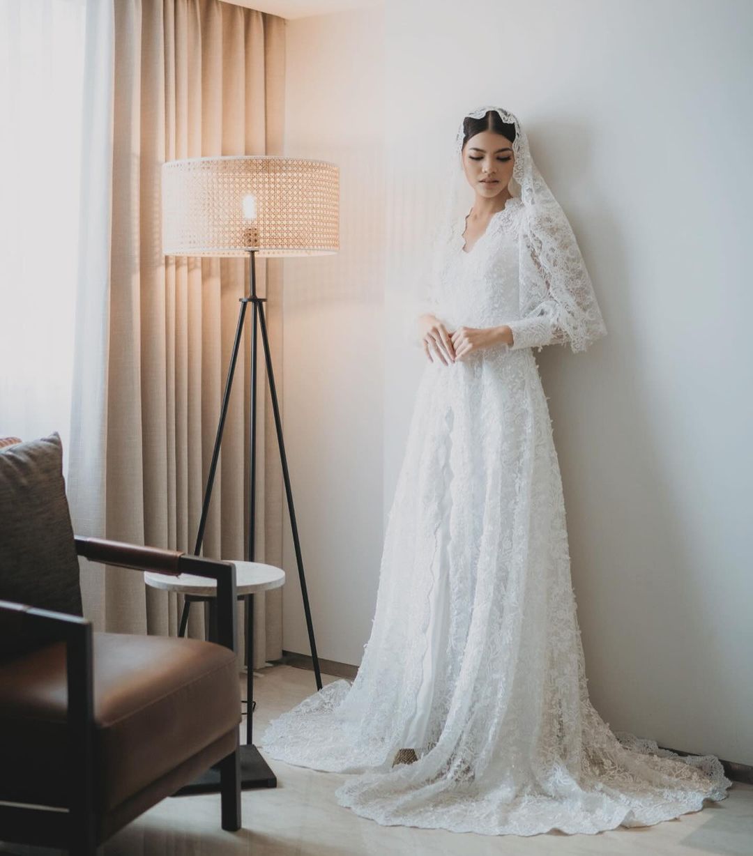 Gaun pengantin dengan V neckline