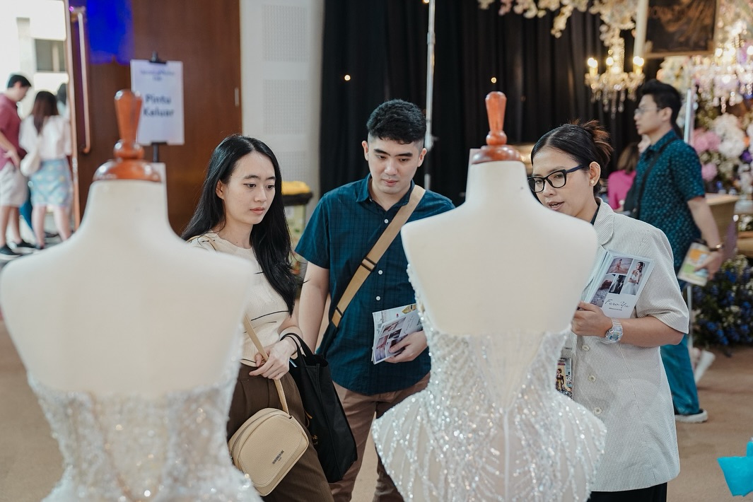 mengunjungi vendor di pameran pernikahan