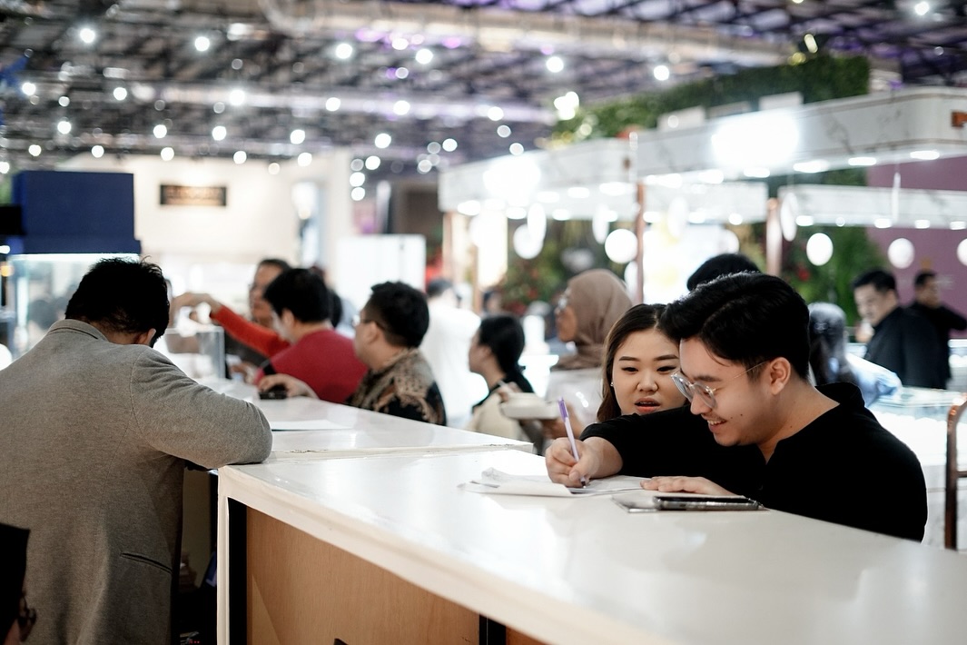 mengunjungi vendor di pameran pernikahan