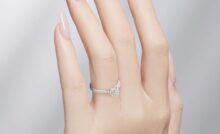 cincin berlian di jari manis