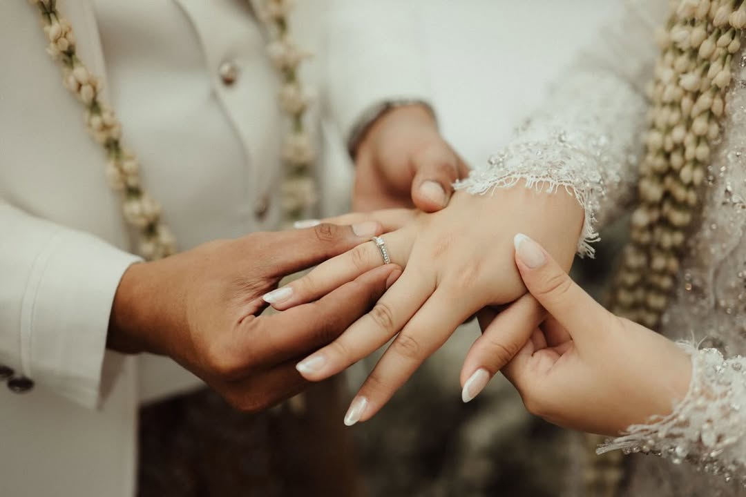cincin kawin di jari manis