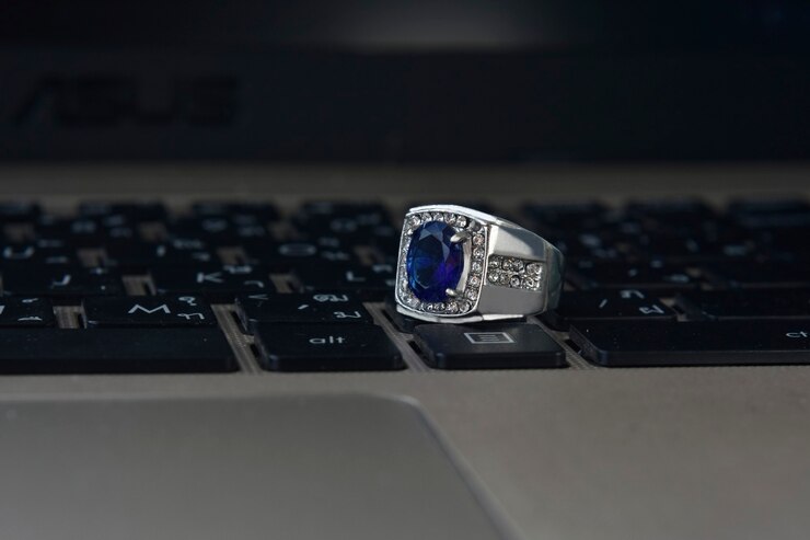 cincin perak pria dengan permata safir