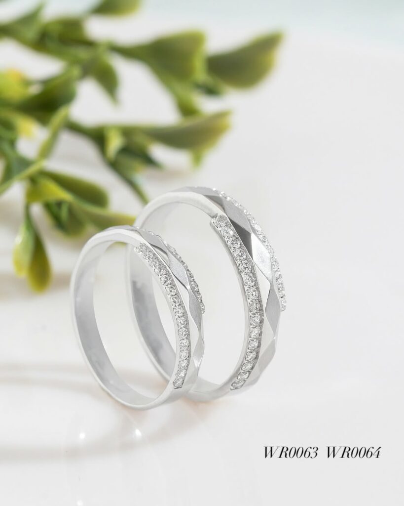 Cincin tunangan emas putih