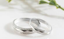 Cincin pernikahan emas putih