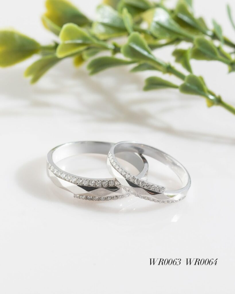 Cincin pernikahan emas putih