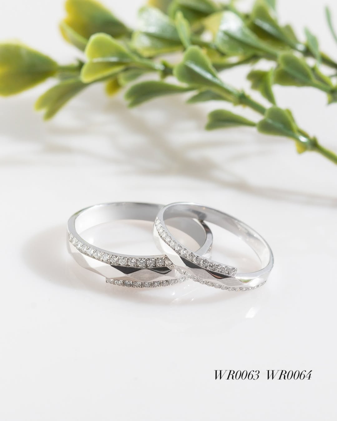 Cincin pernikahan emas putih
