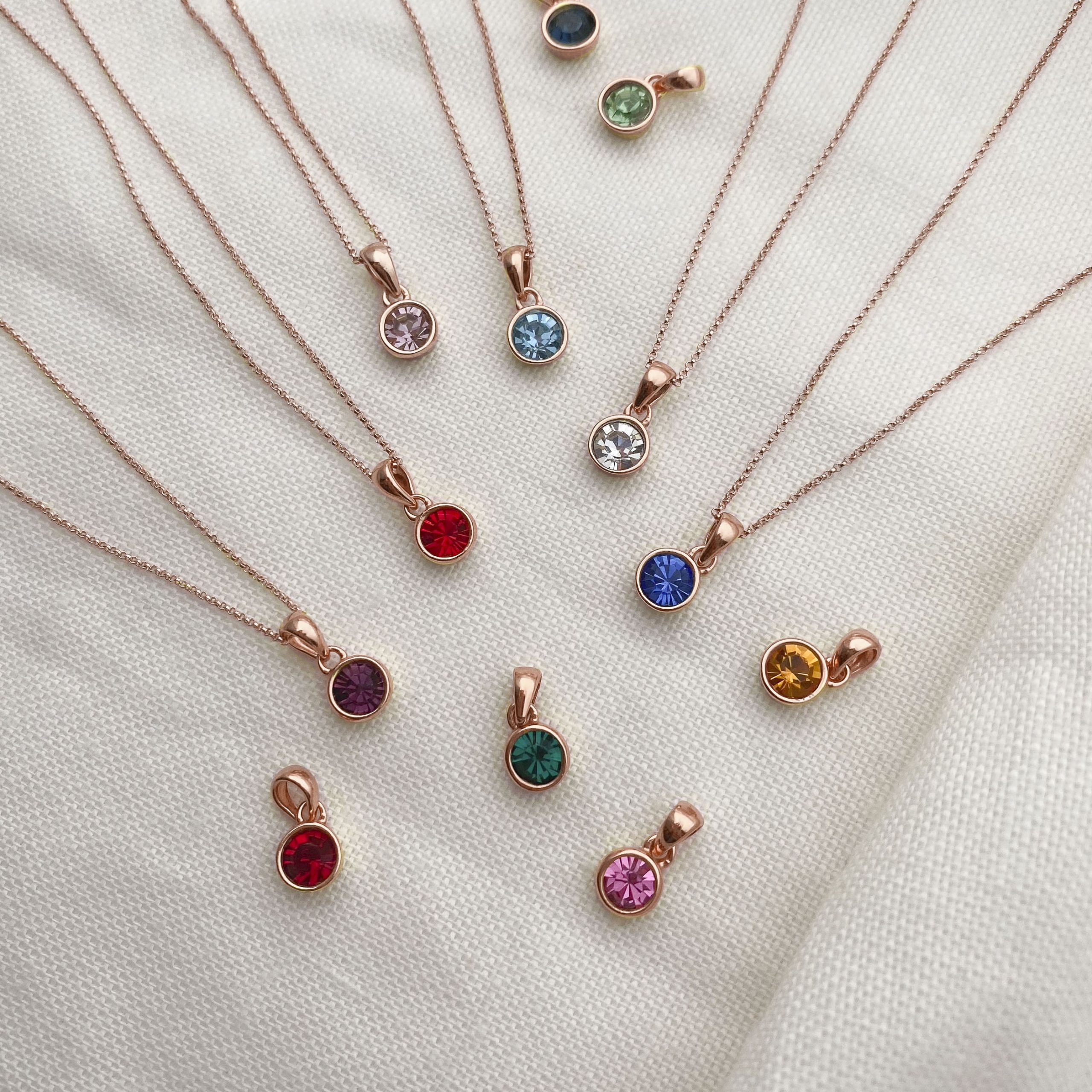 Kalung dengan batu permata birthstone