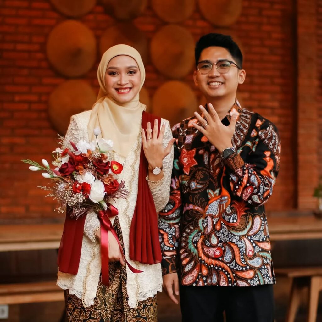 Cincin couple untuk tunangan