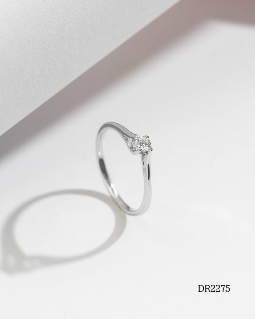 Cincin berlian solitaire emas putih