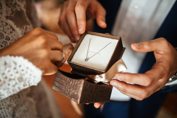kado kalung emas minimalis