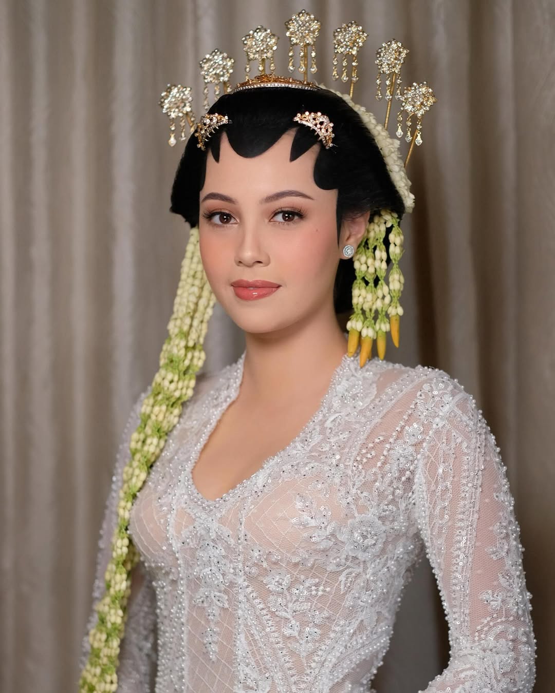 make up pengantin jawa solo putri Anggika Bolsteri 