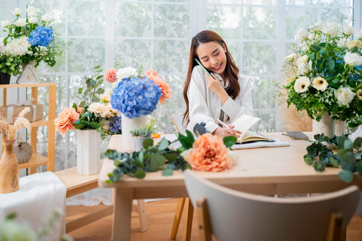 seorang florist sedang mengangkat telepon