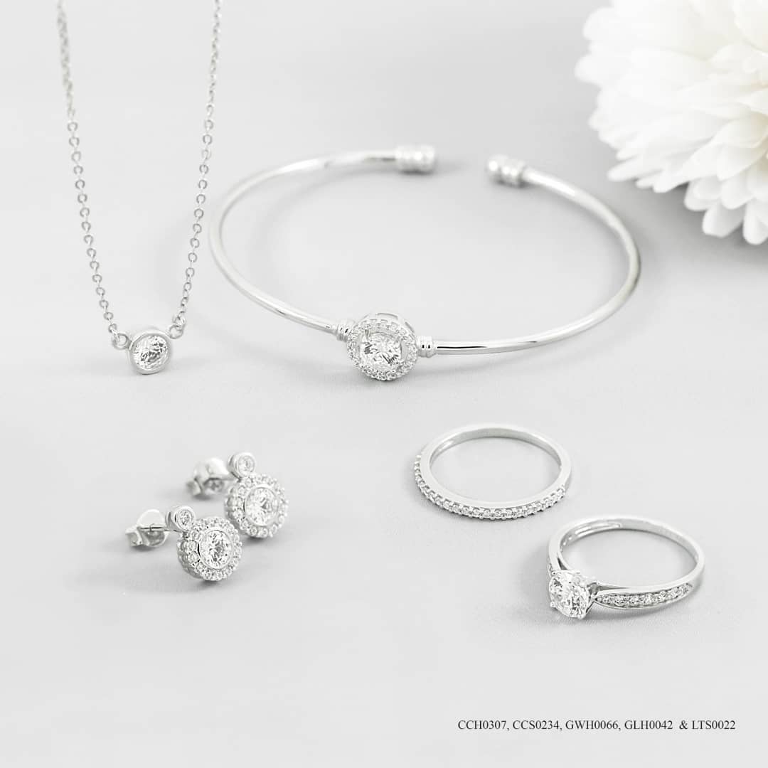 perhiasan emas putih untuk tone kulit dingin